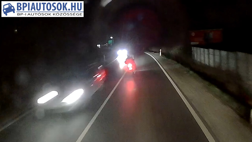 VIDEÓ: Ez a motoros sem normális