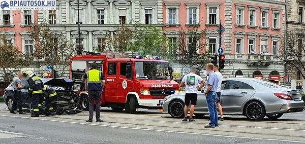 Fotók – Két autó ütközött délután az Oktogonnál