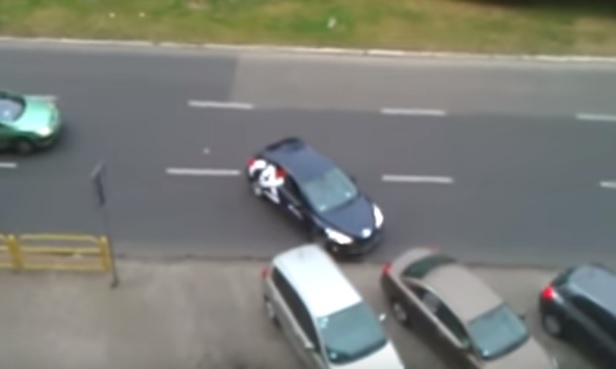 Videó – Ha ennyire nem megy, inkább nem is kéne ráhajtani az úttestre