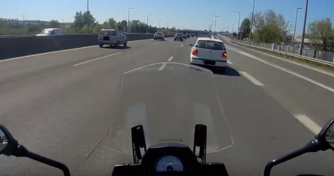 Videó – Elég egy pillanatig nem az utat figyelni és kész a baj
