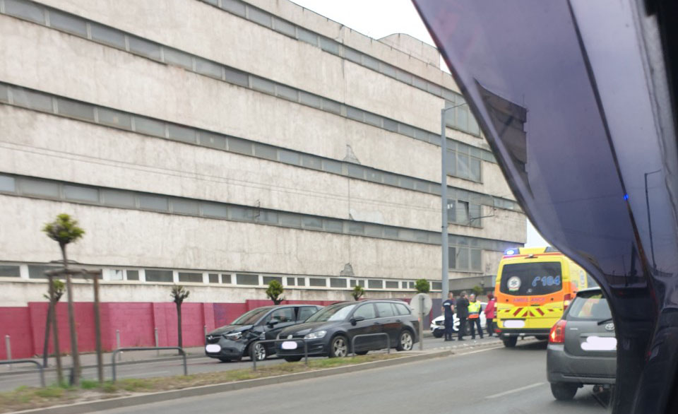 Baleset történt a Kerepesi úton, az Aréna Plázánál