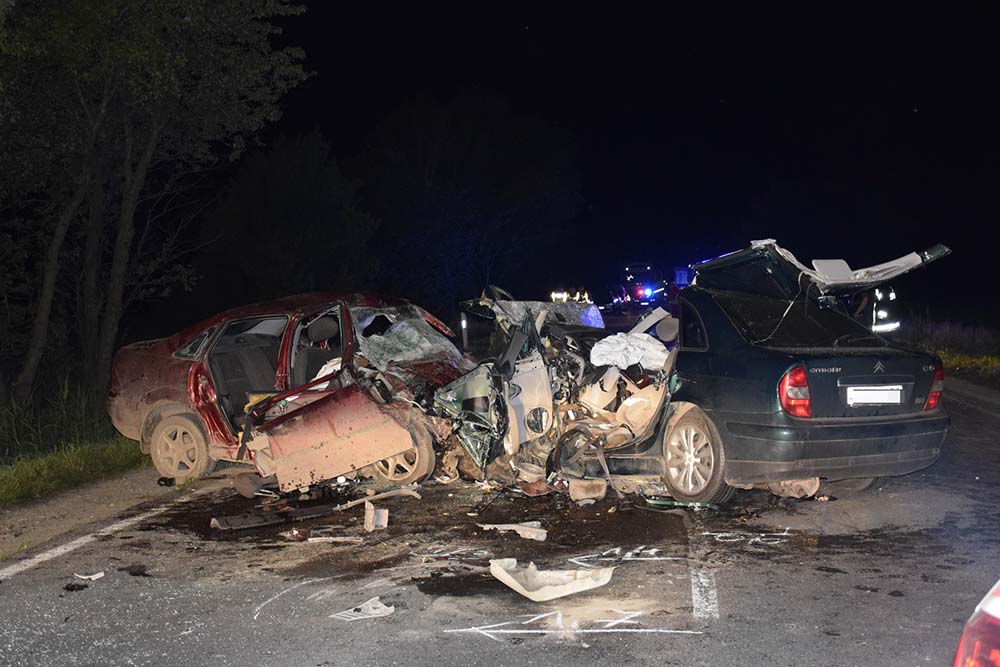Fotók: Hatan meghaltak az éjjeli balesetben, a 4-es úton