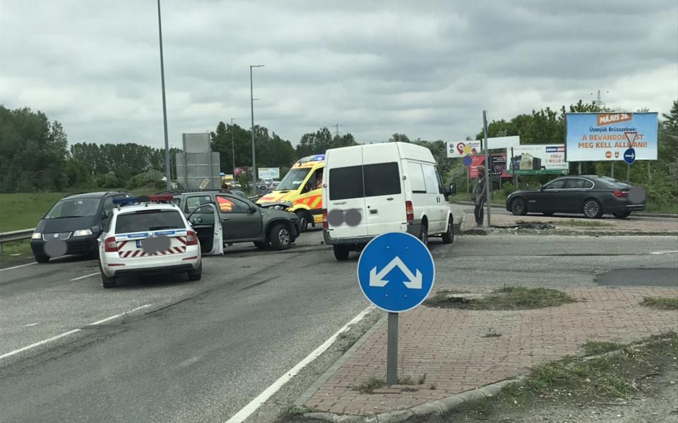 Fotók: Baleset a Szentlőrinci úton, a forgalmat elterelik