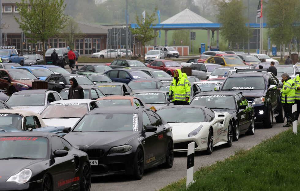 Száznál is több sportkocsi versenyzett illegálisan egy német autópályán