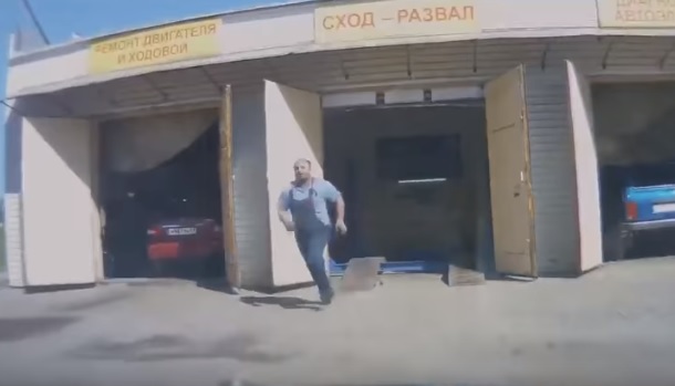 Videó – Csak ki akart állni a szervizből a hölgy- egyből egy tóban landolt