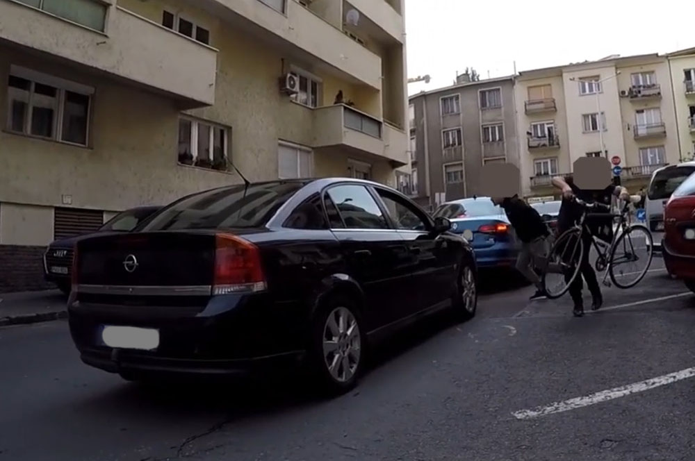 Durva Autós VS. Biciklis harcot rögzített egy biciklis fejkamera