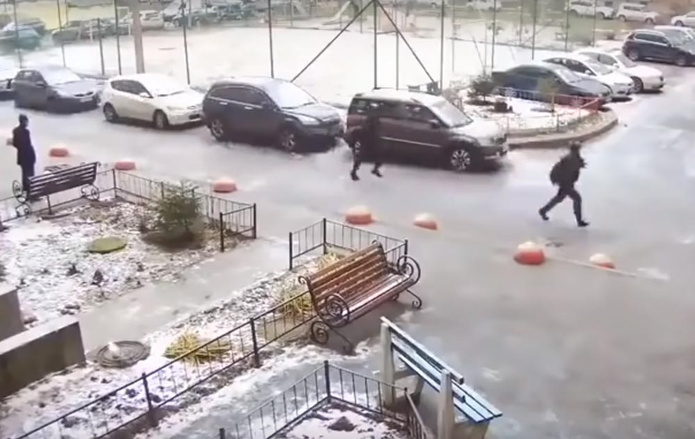 VIDEÓ: Mikor az orosz rendőrök futva próbálják utolérni az autótolvajt
