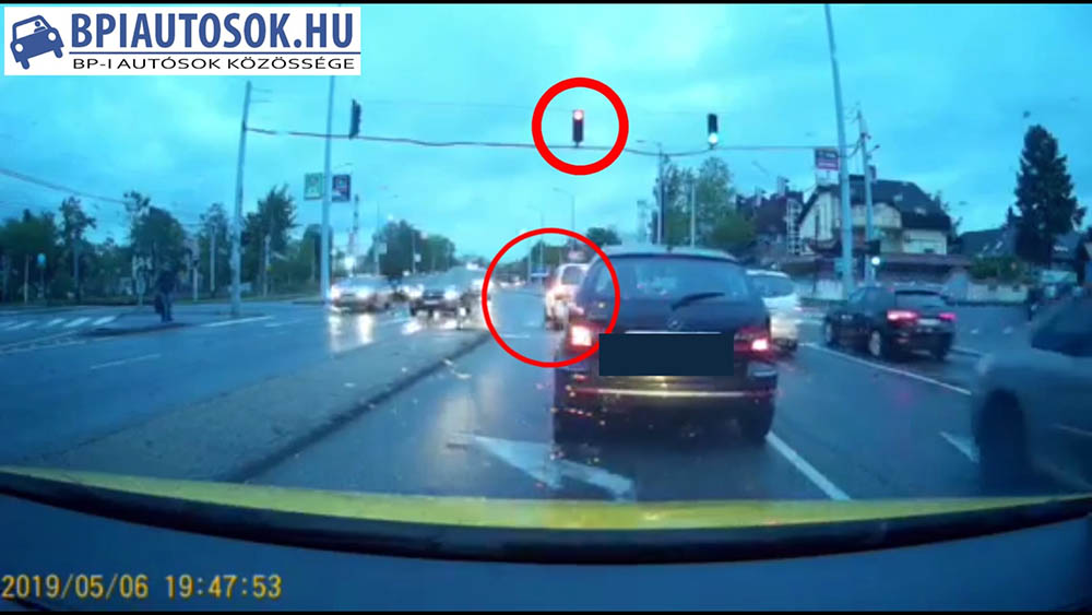 VIDEÓ: Hihetetlen, amit a Wagon R+ sofőrje művel a lámpánál