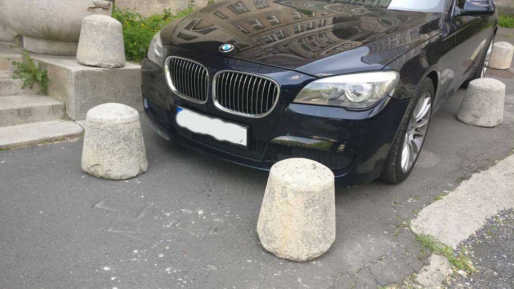 VIDEÓN A SZABADULÁS: Elbarikádozták a szabálytalanul parkoló BMW-t a Kútvölgyi kórháznál