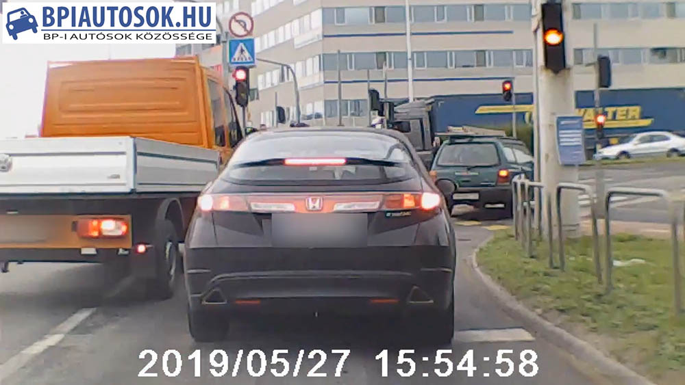 VIDEÓ: Ezek azok a tahók, akik miatt koccansz, majd ők vígan mennek tovább…