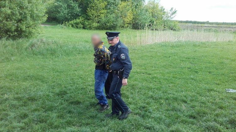 Felniket vágott a rendőrökhöz a 15 éves fiával menekülő apa
