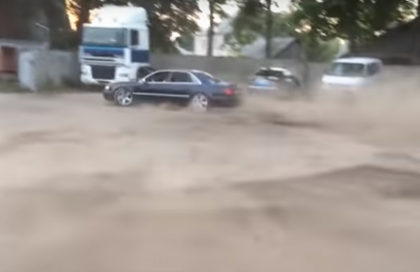 Videó – Kétszer is megtörte a verdát a driftelés nagymestere