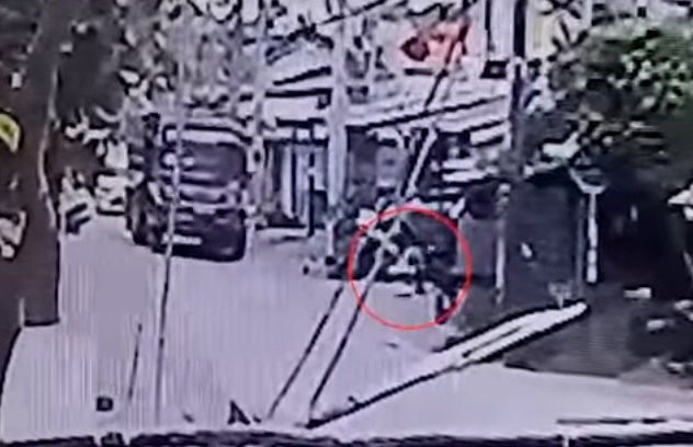 Videó – Halálra gázolt egy teherautó egy kisfiút, miközben az anyja a telefonját babrálta
