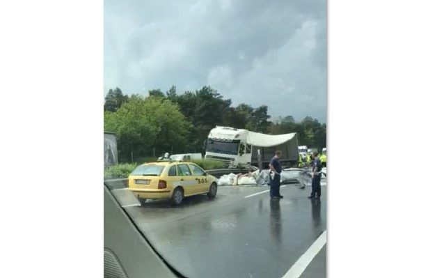 Videó – Egy kamion a belső szalagkorlátnak ütközött az M5-ön, ezért mindkét irányban torlódás alakult ki