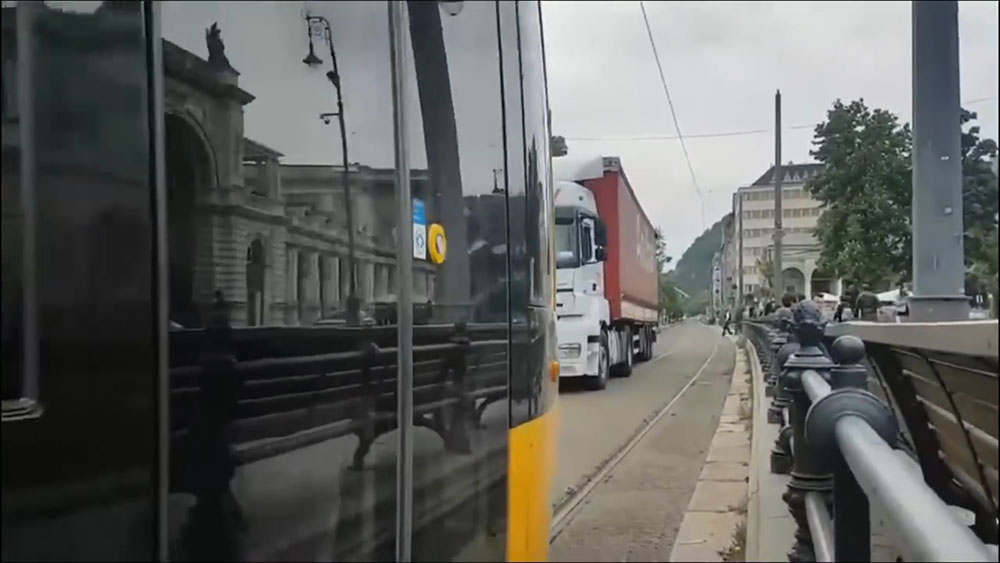 VIDEÓ: Eltévedt a kamion a Várkert Bazárnál, a villamos kitessékelte