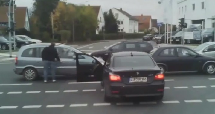 Videó – Ez az autós is csak addig volt ügyes, amíg egy helyben állt az autóval