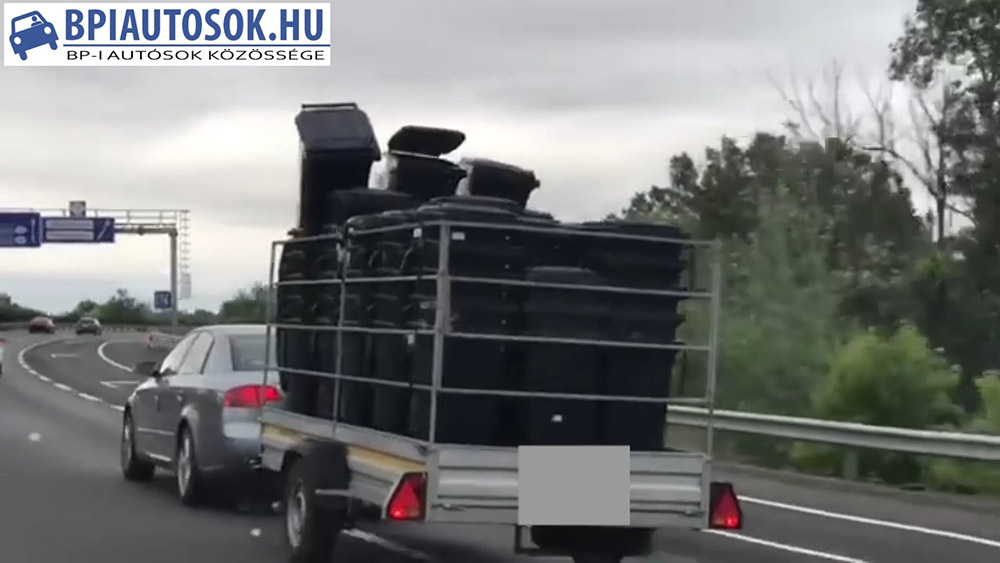 VIDEÓN, ahogy az M0-son kukák repülnek le egy utánfutóról