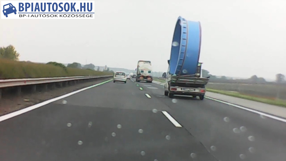 VIDEÓ: Hatalmas medencét szállított az M1-sen a platóssal