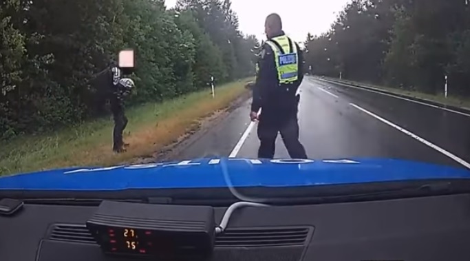 Videó – Udvariasan félreállt a rendőrautó, hogy elcsússzon mellette a fenekén egy motoros