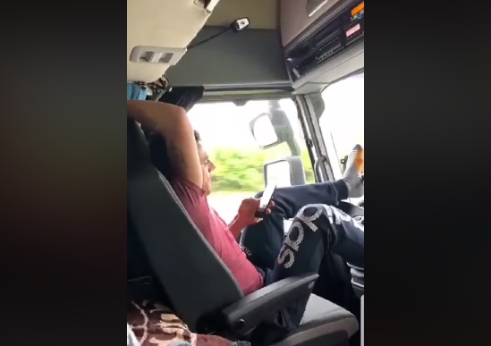 Videó – Büszkén lábbal kormányoz és közben mobilozik a román kamionos