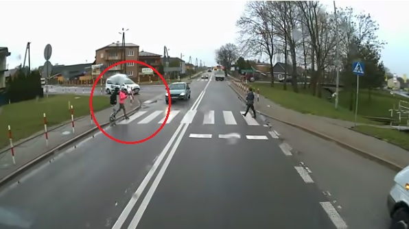 Videó – Megrázó felvétel: ezért nagyon rossz ötlet az okostelefonodat bámulni, miközben átmész a zebrán!