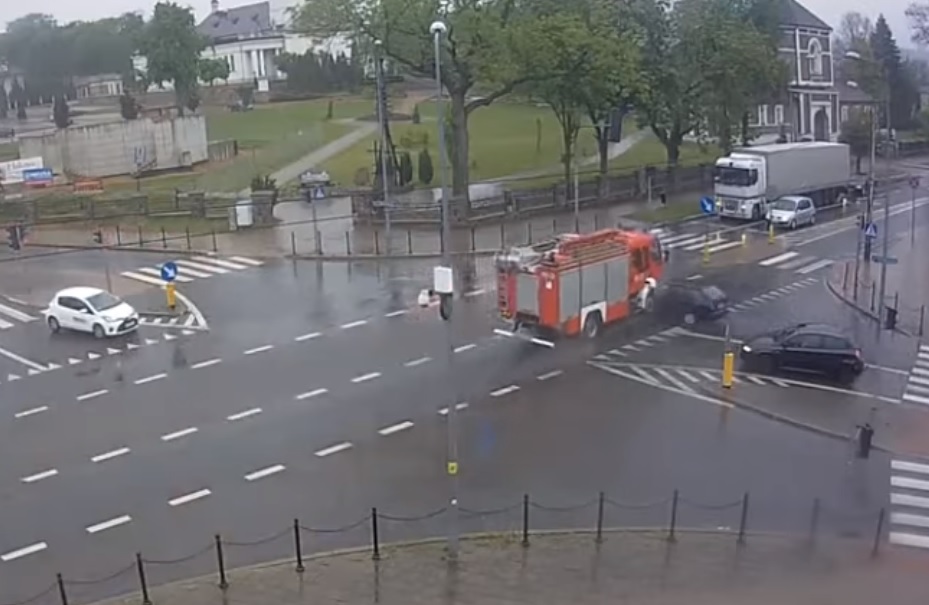 Kemény „vonulásos” balesetet rögzített egy térfigyelő