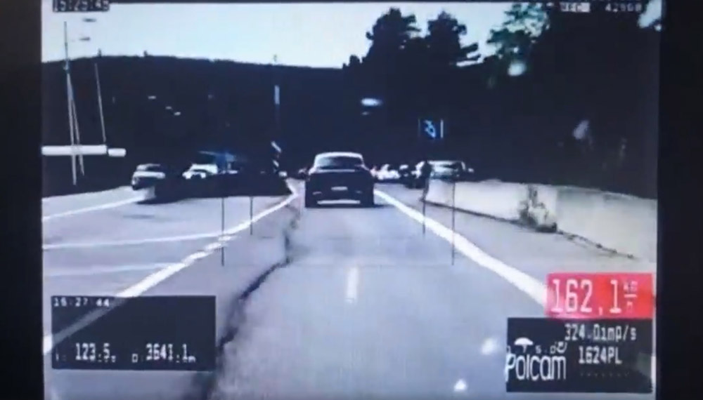 VIDEÓ: Ausztriába menekült át egy ámokfutó a rendőrök elől