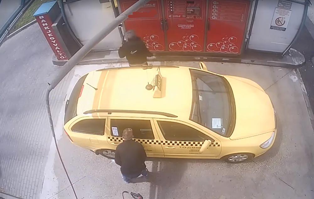 VIDEÓN, ahogy autómosás közben meglopják a taxist. Figyeljetek erre!