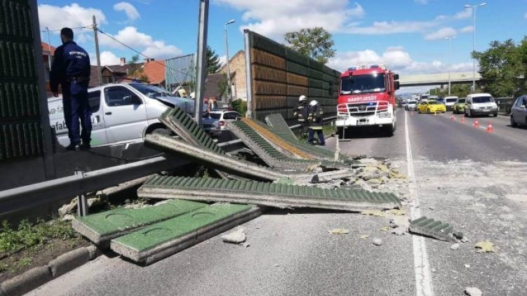 Kidöntötte a zajvédő falat egy autós a Nagykőrösi úton