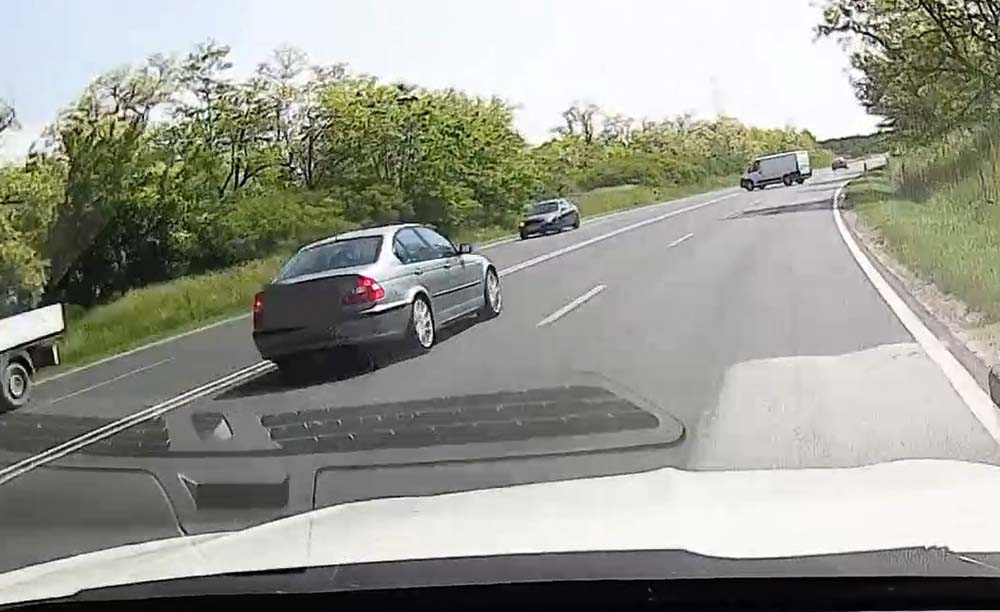 VIDEÓ: Kanyarív, dupla záróvonal, belső sávban BMW, de ő megfordul…