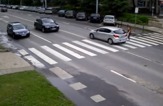 Videó – Hajszálon múlott a tragédia, majdnem elütötte a zebrán a gyalogost