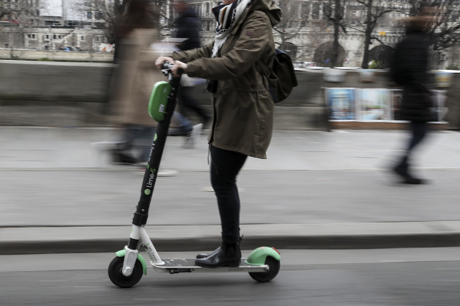 Meghalt Párizsban egy elektromos rollerrel közlekedő 25 éves férfi
