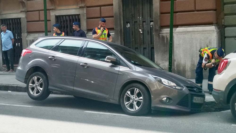 Beszakadt az aszfalt egy parkoló kocsi alatt a XIII. kerületben