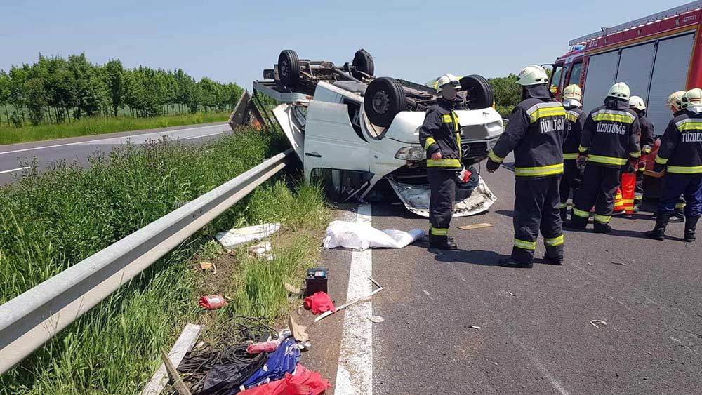 Fotók: A Kowalsky meg a Vega zenekar autója borult fel az M3-on ma 12 körül