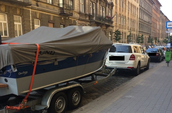 Hajóval együtt parkolt be egy autós a trolibusz megállójába