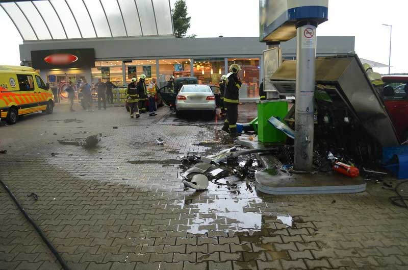 Fotók: Benzinkutat tarolt az M7-esen