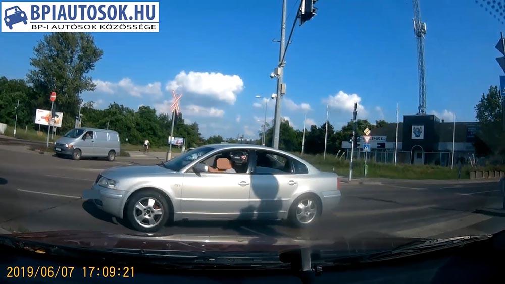 VIDEÓ: Sajnos ezek jönnek takarásból is, sőt éjjel, védett úton és akkor annyi…