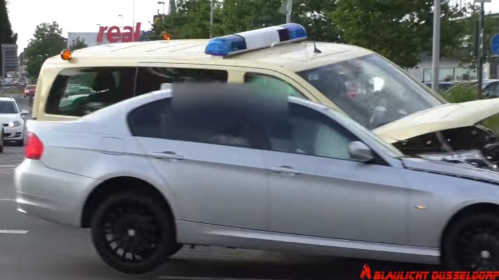 Videó – Lassabban nehezen tudott volna menni a mentő – az autósnak így is sikerült telibe vágnia