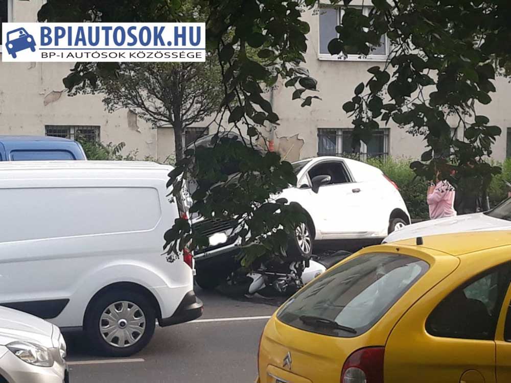Autós és motoros ütközött a 11. Kerületben