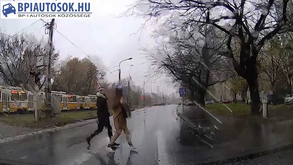 VIDEÓ: Teljesen érthetetlen, amit ez a két gyalogos művel
