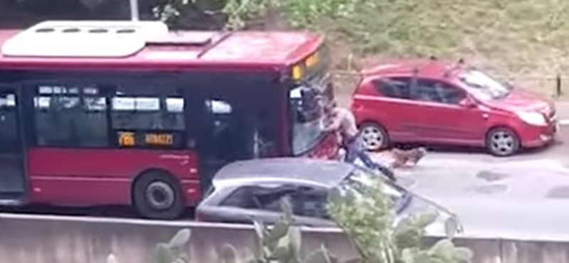 Videó – Szándékosan gázolt a római buszsofőr
