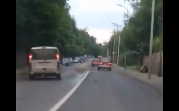 VIDEÓ: Teljesen kiszámíthatatlan, vélhetőleg ittas sofőrről készült felvétel a 11-es úton
