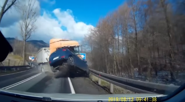 Videó – Szétdurrant a kamion kereke, ritka brutális, ahogy letarolt mindenkit