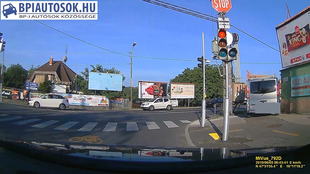 VIDEÓ: Nem mersz így jobbra kanyarodni! Fogd meg a söröm…