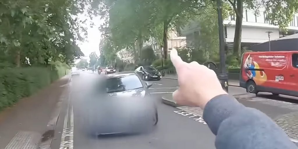VIDEÓ: Az önkéntes rendőr bringás és a mercis