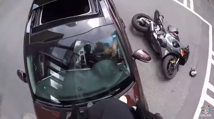 Videó – Szabálytalan autósba ment bele a motoros aztán bosszút is állt gyorsan