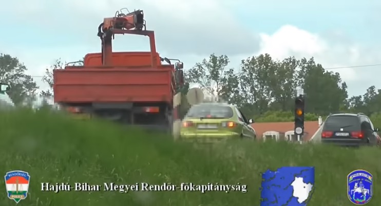 Videó – Mintha ott se lenne a lámpa, úgy hajtanak át a piroson az autósok