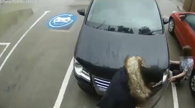 Videó – Két nő beállt felpumpálni a kerekeket, az egész net azon röhög, ami történt