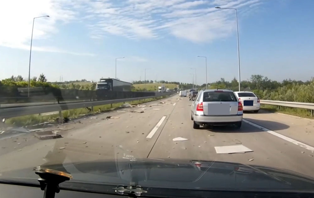 VIDEÓ: A 60 x 60-as burkolólapok szépen elintézik az autódat ekkora sebességnél