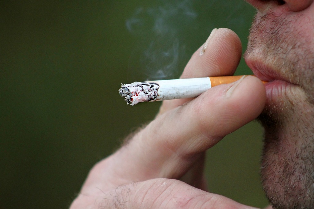 120 ezerre büntették, mert kidobta a csikket az ablakon